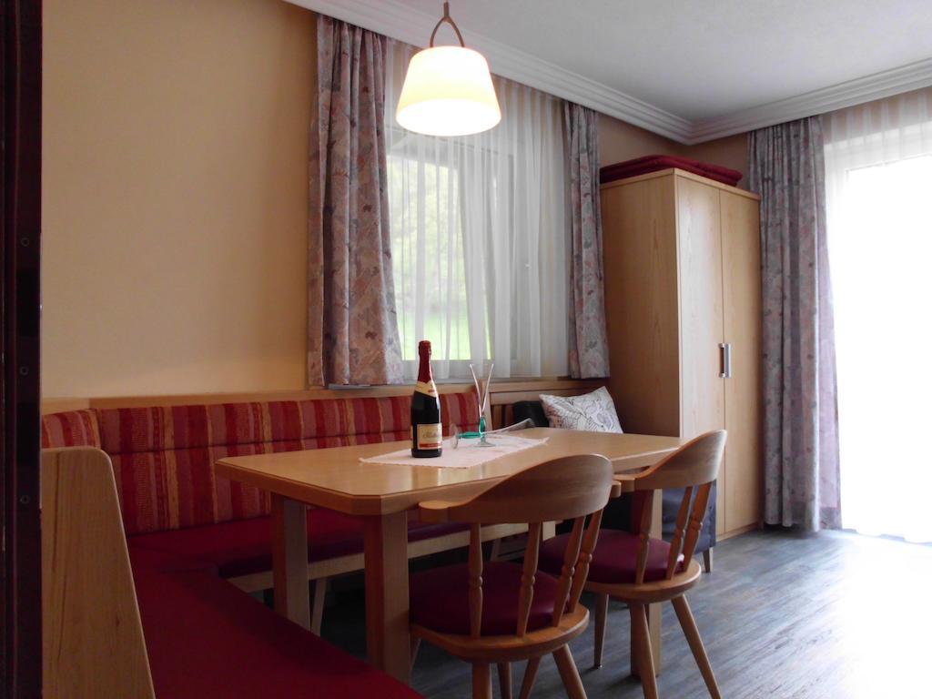 Ferienwohnungen Rahm Mayrhofen Zimmer foto